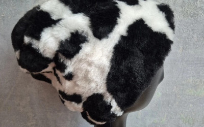 Czy czapki niszczą włosy? Fakty i mity