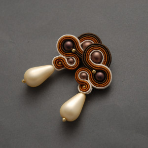 brązowo-kremowe kolczyki lub klipsy sutasz