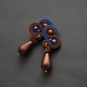 cynamonowo-kobaltowe kolczyki lub klipsy sutasz