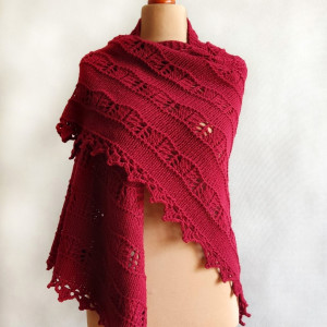 Gruba, mięsista chusta ręcznie robiona na drutach, bordowa.