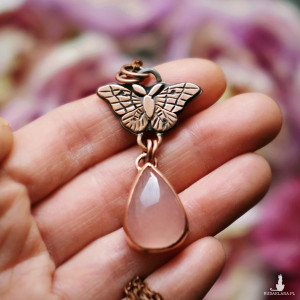 Wisiorek miedziany naszyjnik z ćmą i różowym kwarcem