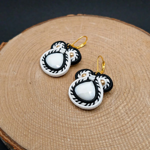 Czarno-białe kolczyki sutasz z kryształkami