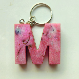 Brelok literka M róż złoto kwiaty i kryształki