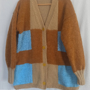 Kardigan wełniany oversize w beżu, miodowym i błękicie to must-have