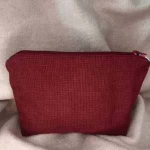 Kosmetyczka materiałowa solidna, stylowa ,praktyczna,bordowa..