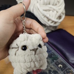 Kotek Chlebek ręcznie robony na szydełku (brelok)