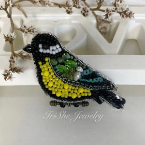 Broszka Sikorka haftowana koralikami na filcu, Unikat handmade