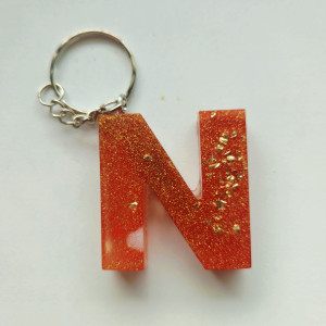 Brelok literka N galaxy czerwona ze złotem i kwiatem