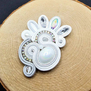 Biała broszka sutasz