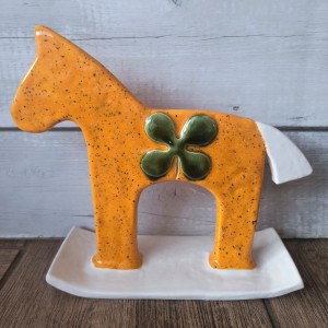 Szafranowy konik z koniczyną