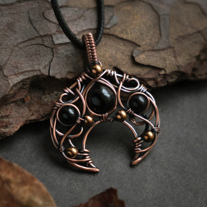 Wisiorek miedziany księżyc lunula czarny turmalin i hematyt wire wrapping