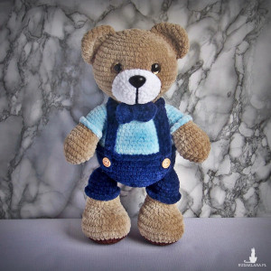 Szydełkowy miś 32cm w granatowych spodenkach (na zamówienie)