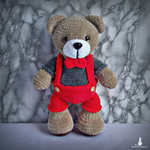 Szydełkowy miś 32cm w czerwonych spodenkach (na zamówienie)