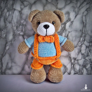 Szydełkowy miś 32cm w pomarańczowych spodenkach (na zamówienie)