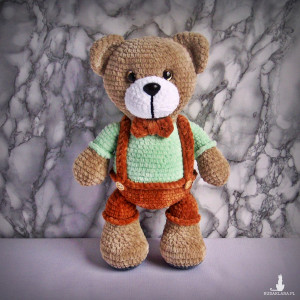 Szydełkowy miś 32cm w brązowych spodenkach (na zamówienie)