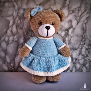 Szydełkowy miś 32cm w błękitnej sukience (na zamówienie)
