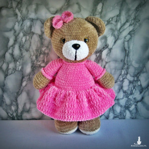 Szydełkowy miś 32cm w ciemnoróżowej sukience (na zamówienie)