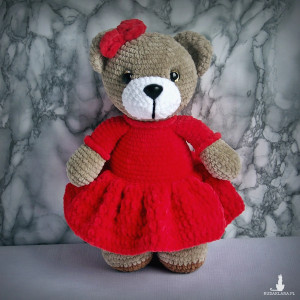 Szydełkowy miś 32cm w czerwonej sukience (na zamówienie)