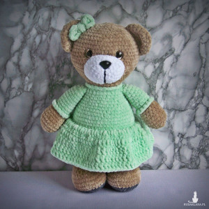 Szydełkowy miś 32cm w pistacjowej sukience (na zamówienie)