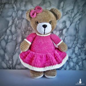 Szydełkowy miś 32cm w ciemnoróżowej sukience (na zamówienie)
