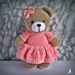 Szydełkowy miś 32cm w łososiowej sukience (na zamówienie)