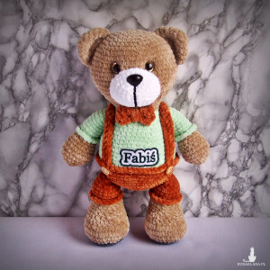 Szydełkowy miś Fabiś 32cm w brązowych spodenkach (na zamówienie)