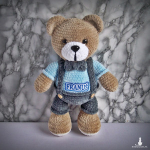 Szydełkowy miś Franuś 32cm w szarych spodenkach (na zamówienie)