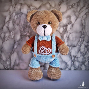 Szydełkowy miś Leo 32cm w niebieskich spodenkach (na zamówienie)