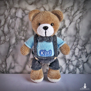 Szydełkowy miś Oluś 32cm w szarych spodenkach (na zamówienie)