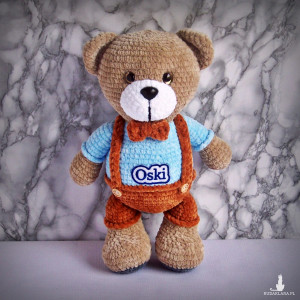 Szydełkowy miś Oski 32cm w brązowych spodenkach (na zamówienie)