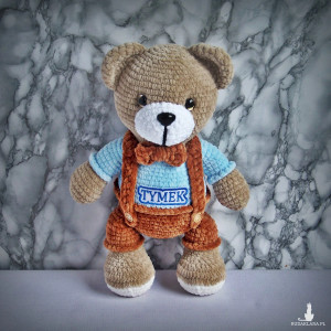 Szydełkowy miś Tymek 32cm w brązowych spodenkach (na zamówienie)