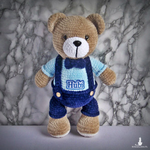 Szydełkowy miś Hubi 32cm w granatowych spodenkach (na zamówienie)