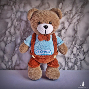 Szydełkowy miś Kacper 32cm w brązowych spodenkach (na zamówienie)