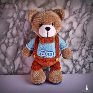 Szydełkowy miś Tom 32cm w brązowych spodenkach (na zamówienie)