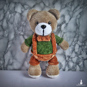 Szydełkowy miś 32cm w brązowych spodenkach (na zamówienie)