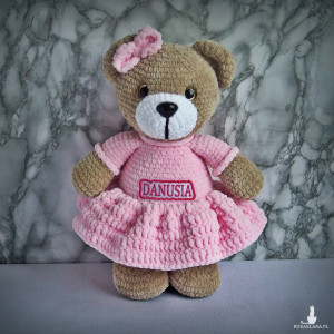 Szydełkowy miś Danusia 32cm w jasnoróżowej sukience (na zamówienie)