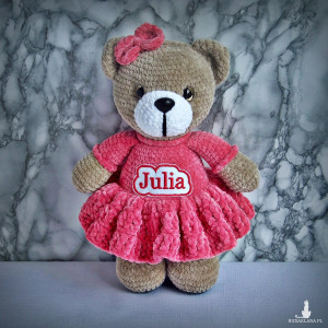 Szydełkowy miś Julia 32cm w amarantowej sukience (na zamówienie)