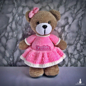Szydełkowy miś Karolinka 32cm w różowej sukience (na zamówienie)