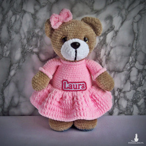 Szydełkowy miś Laura 32cm w jasnoróżowej sukience (na zamówienie)