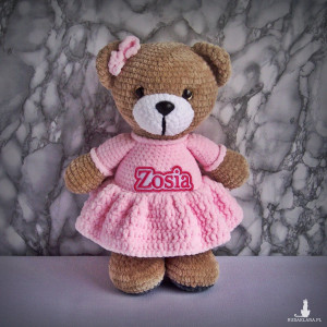 Szydełkowy miś Zosia 32cm w jasnoróżowej sukience (na zamówienie)