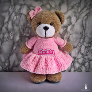 Szydełkowy miś Emilka 32cm w jasnoróżowej sukience (na zamówienie)