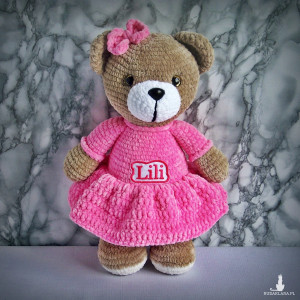 Szydełkowy miś Lili 32cm w ciemnoróżowej sukience (na zamówienie)