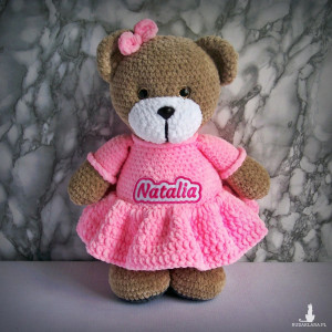 Szydełkowy miś Natalia 32cm w różowej sukience (na zamówienie)