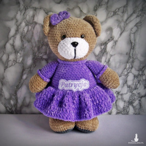 Szydełkowy miś Patrycja 32cm w fioletowej sukience (na zamówienie)