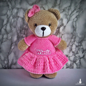 Szydełkowy miś Wiesia 32cm w ciemnoróżowej sukience (na zamówienie)
