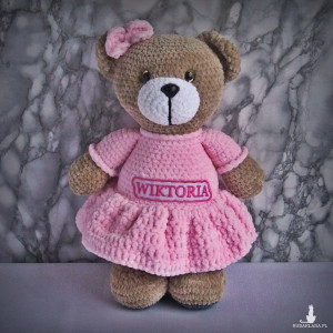 Szydełkowy miś Wiktoria 32cm w jasnoróżowej sukience (na zamówienie)