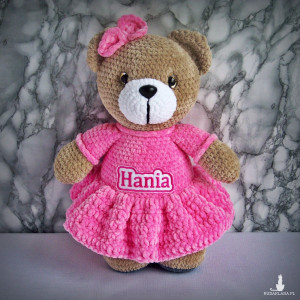 Szydełkowy miś Hania 32cm w ciemnoróżowej sukience (na zamówienie)