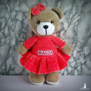 Szydełkowy miś Magda 32cm w koralowej sukience (na zamówienie)