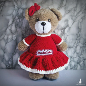 Szydełkowy miś Michalinka 32cm w czerwonej sukience (na zamówienie)