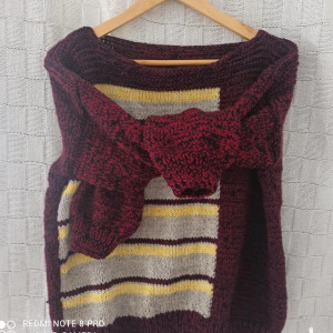 Sweter w kolorze burgundu z paskami na przodzie